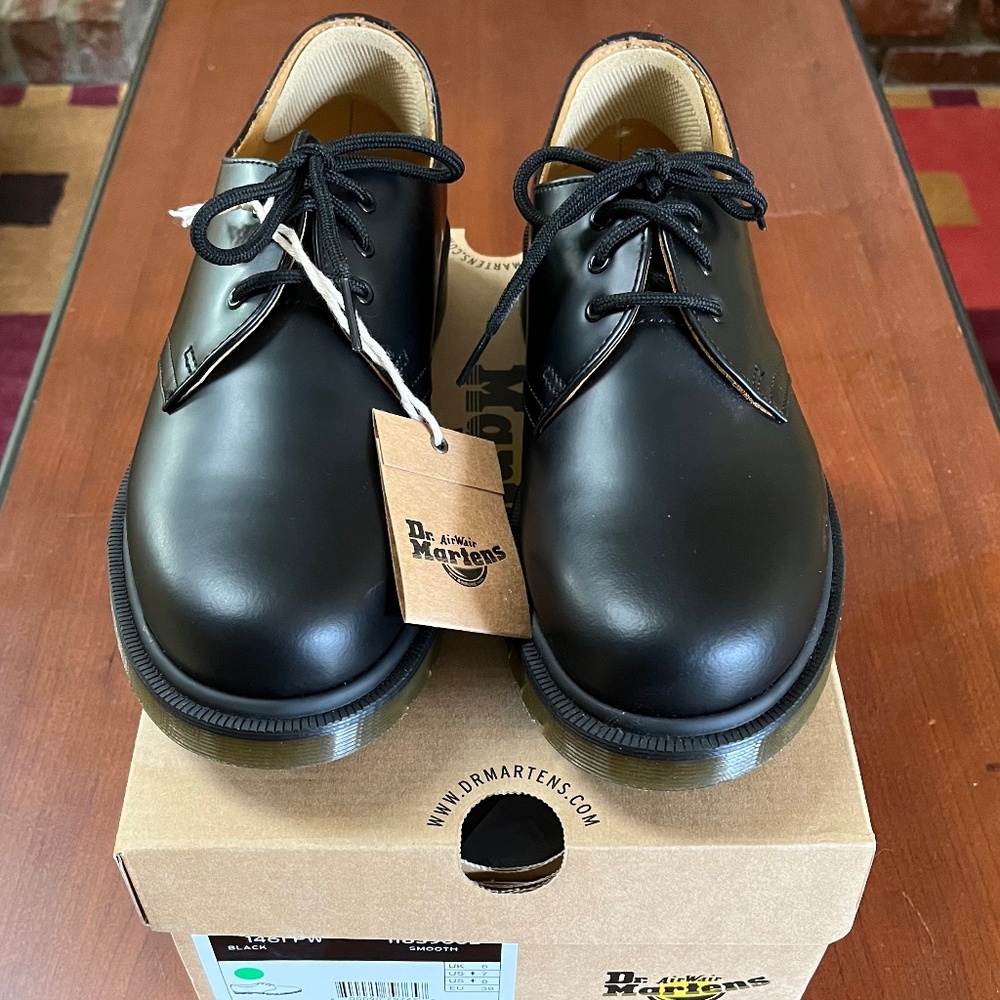 NWT Dr. Martens Airwair Men's Size 7, Women's size 8.